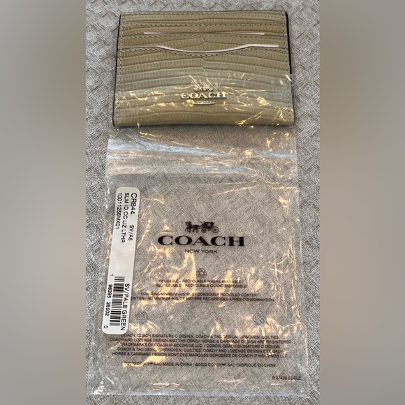 NWT, gorgeous Coach Slim ID Card Case in pale green with silver pinmount logo - Picture 8 of 13